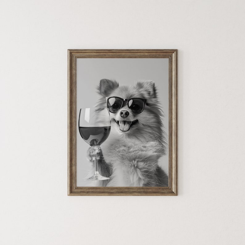 Peut inclure: Une photo en noir et blanc d'un chien portant des lunettes de soleil et tenant un verre de vin rouge. Le chien sourit et regarde la cam&eacute;ra.