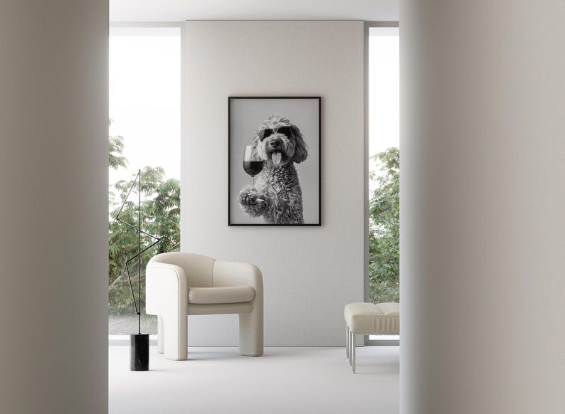Pu&ograve; includere: Una fotografia in bianco e nero di un cane che tiene un bicchiere di vino. Il cane &egrave; seduto davanti a un muro bianco con una finestra dietro di lui. Il cane sta guardando la fotocamera e ha la lingua di fuori.