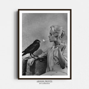 Cuervo enciende cigarrillo de mujer, impresión en blanco y negro, mujer fumando, foto antigua de Hollywood, Los pájaros 1963, arte de pared vintage, decoración de pared retro