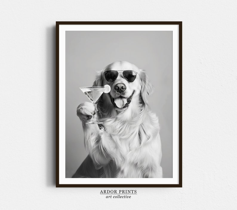 Op de afbeelding: Een zwart-witfoto van een golden retriever die een zonnebril draagt en een martini-glas vasthoudt. De hond kijkt naar de camera en glimlacht.