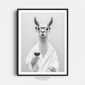 バスローブを着たラマがワインを飲むプリント、白黒の壁アート、アルパカプリント、動物アート、バーカートプリント、面白いポスター、バスルームの壁の装飾