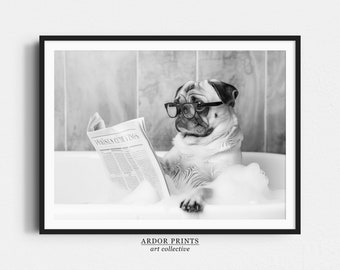 Mops i badkarstryck: Hund som läser tidning, rolig badrumsdekoration - svartvit väggkonst