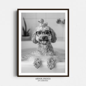 Könnte beinhalten: Schwarz-Weiß-Druck eines Hundes in einer Badewanne. Der Hund trägt eine Brille und eine Quietscheente auf dem Kopf. Der Hund lächelt mit herausgestreckter Zunge, umgeben von Blasen.