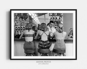 Vintage vrouwen aan de bar muurkunst: retro cocktailposter, barwagendecor, zwart-witafdruk