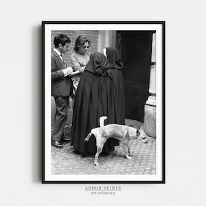 Hund pinkelt auf Nonne Wandkunst, schwarz weiß Druck, Vintage Foto, lustige Wanddekor, Humor Nonne Poster, Retro Druck, lustiges Druck Geschenk