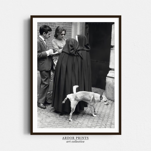 Art mural chien faisant pipi sur une nonne, impression noir et blanc, photo vintage, décoration murale rigolote, affiche de nonne humoristique, impression rétro, cadeau impression rigolote