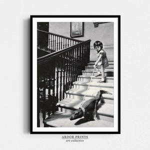 Niña caminando bebé cocodrilo con correa arte de la pared, foto vintage en blanco y negro, rarezas, impresión retro, regalo de cartel divertido, decoración de la sala de entrada