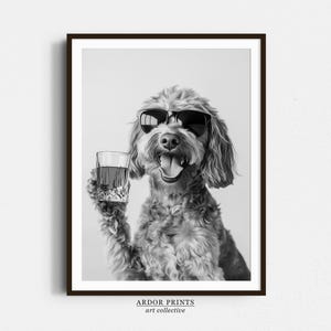 ゴールデンドゥードルがウイスキーを飲むウォールアート、バーボングラス、白黒プリント、犬のギフト、面白い犬のポスター、バーカートプリント、キッチンの壁装飾