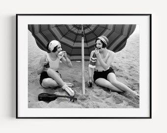 Vrouwen genieten van lunch op het strand, Santa Monica Beach Californië jaren 1920, strand picknick kunst aan de muur, zwart-wit print, vintage kunst aan de muur