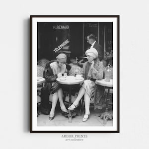 カフェでコーヒーを飲むフランス人女性の壁アート、ヴィンテージ パリ 1920 年代、レトロな女性ファッション、白黒プリント、古い写真、レトロな壁装飾