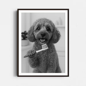 Könnte beinhalten: Ein Schwarzweißfoto eines braunen Pudels, der eine Zahnbürste im Maul hält. Der Hund schaut in die Kamera und lächelt.