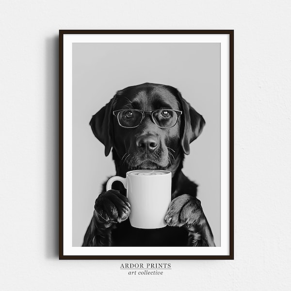 Svart labrador dricker kaffe väggkonst: Kaffeälskare-tryck, svart labrador-present, rolig hundposter, köksväggdekoration - svartvitt tryck