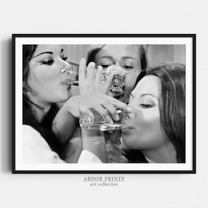 飲酒ゲームをする女性、ヴィンテージ ウォール アート、白黒プリント、古いハリウッド写真、親友の壁飾り、レトロなバー カート プリント