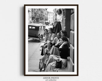 Grafika modowa z Włoch z lat 50. XX wieku: Kobiety w stylu retro na ulicy, wystrój w stylu vintage – czarno-biała sztuka ścienna