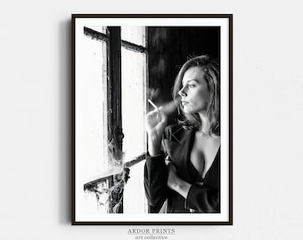 Vrouw roken van een sigaret kunst aan de muur, zwart-wit print, vrouw portret, feministische poster, retro fashion wand decor, slaapkamer kunst aan de muur