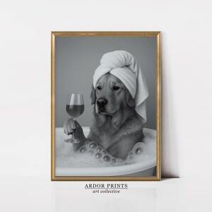 Pu&ograve; includere: Stampa in bianco e nero incorniciata di un Golden Retriever in una vasca da bagno con bolle, con un asciugamano sulla testa e un calice di vino. La stampa ha il testo "ARDOR PRINTS art collective" in basso.