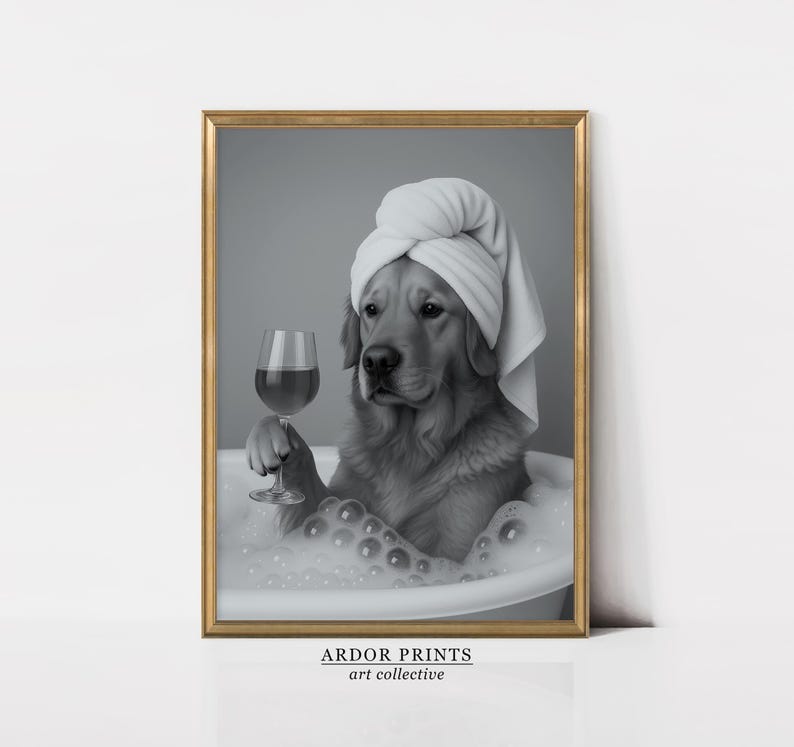 Pu&ograve; includere: Stampa in bianco e nero incorniciata di un Golden Retriever in una vasca da bagno con bolle, con un asciugamano sulla testa e un calice di vino. La stampa ha il testo "ARDOR PRINTS art collective" in basso.