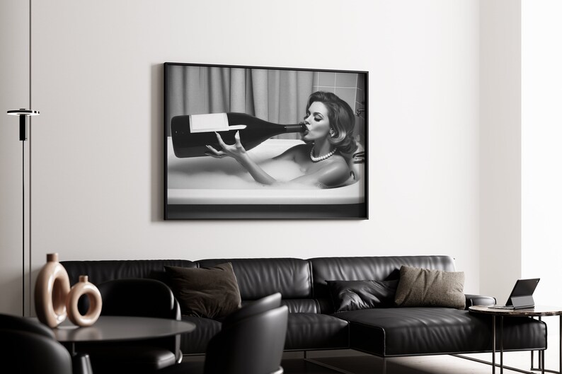Peut inclure: Photographie en noir et blanc d'une femme dans une baignoire buvant une grande bouteille de champagne.
