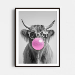 Impresión de chicle rosa de vaca de las Highlands, impresión en blanco y negro, decoración rosa, regalo de vaca de las Highlands, arte de moda, póster de animales divertidos, arte de pared peculiar