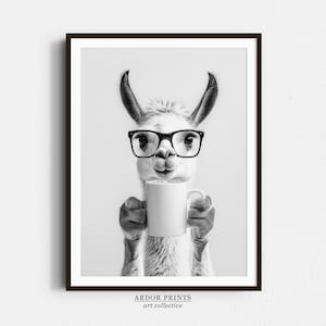 Arte de pared con llama tomando café, impresión en blanco y negro, impresión de alpaca, arte animal de moda, decoración de cafetería, póster divertido, decoración de pared de cocina