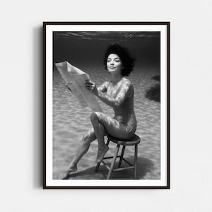 Impresión submarina vintage, arte mural oceánico, mujer leyendo periódico, impresión en blanco y negro, foto antigua, póster oceánico, decoración retro de playa