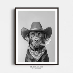 Könnte beinhalten: Ein Schwarzweißfoto eines Labrador Retrievers, der einen Cowboyhut trägt und eine Zigarre raucht. Der Hund schaut direkt in die Kamera.