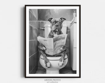 おもしろピットブルのバスルームプリント：新聞を読む犬、犬のトイレポスター - 白黒ウォールアート