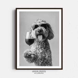 Goldendoodle trzymający czerwone wino, sztuka ścienna, czarno-biały wydruk, prezent dla psa, wydruk alkoholu, zabawny plakat z psem, wydruk wózka barowego, dekoracja ścienna do kuchni