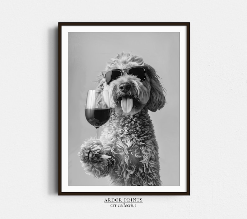 Pu&ograve; includere: Una fotografia in bianco e nero di un cane che indossa occhiali da sole e tiene un bicchiere di vino rosso. Il cane guarda direttamente la fotocamera con un'espressione giocosa.