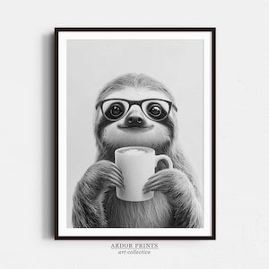 Könnte beinhalten: Eine Schwarzweißillustration eines Faultiers mit Brille, das eine Tasse Kaffee hält. Das Faultier lächelt und sieht entspannt aus. Das Bild ist vor einem weißen Hintergrund.