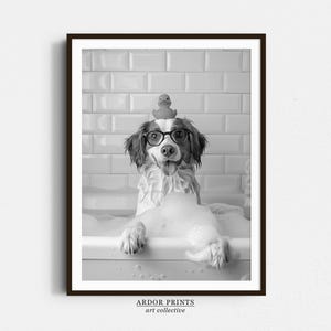 Arte de parede de banho Brittany Spaniel, banheira de cachorro e pato de borracha, impressão em preto e branco, presente de proprietário de cachorro, pôster engraçado de cachorro, decoração de parede de banheiro