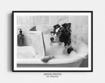 Könnte beinhalten: Ein Schwarzweißfoto eines Hundes, der eine Brille trägt und eine Zeitung liest, während er in einer Badewanne voller Blasen sitzt.