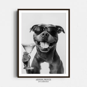 Arte de pared con un Staffordshire Bull Terrier sosteniendo un cóctel, impresión en blanco y negro, regalo para perros, impresión con alcohol de martini, póster divertido de perros, decoración de carrito de bar