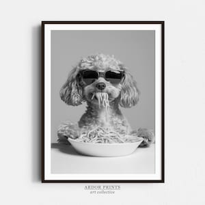 Puede incluir: Una foto en blanco y negro de un caniche con gafas de sol comiendo espaguetis de un cuenco blanco.