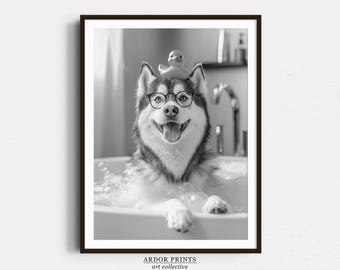 Könnte beinhalten: Ein Schwarzweißfoto eines Hundes, der eine Brille und eine Gummiente auf dem Kopf trägt. Der Hund befindet sich in einer Badewanne voller Blasen.