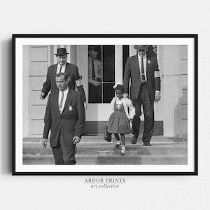 Op de afbeelding: Een zwart-witfoto van een jong meisje in een jurk dat wordt begeleid door twee mannen in pak en hoed. Het meisje draagt een rugzak en loopt een trap op. De mannen lopen achter haar. De afbeelding is een historische foto van Ruby Bridges, het eerste Afro-Amerikaanse kind dat een volledig witte basisschool bezocht in New Orleans, Louisiana.