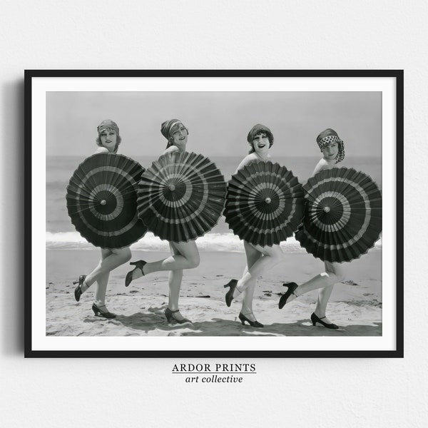 Art mural femme parapluie de plage, filles de style clapet de bain vintage avec parasols des années 1920, impression noir et blanc, photographies anciennes, décoration murale rétro