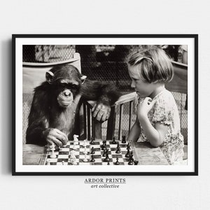 Può includere: Una fotografia in bianco e nero di uno scimpanzé e una ragazza che giocano a scacchi. Lo scimpanzé è seduto su una sedia e la ragazza è in piedi. La scacchiera è in primo piano.