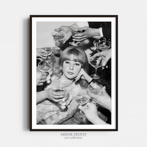 シャンパンに囲まれた女性のウォールアート、白黒アート、レトロパーティー、ビンテージ写真、面白いアルコールアート、フェミニストポスター、バーカートプリント