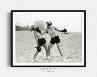 Impresión de mujeres boxeando en la década de 1930: foto vintage de combate en la playa, decoración de pared retro - Arte mural en blanco y negro