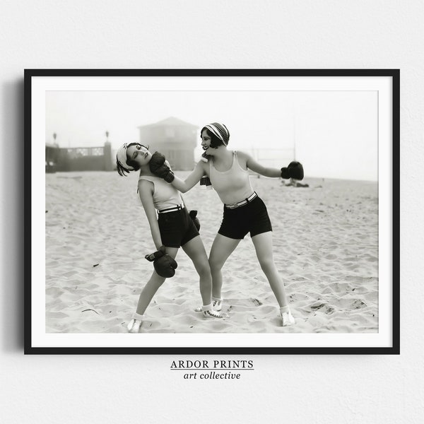 Art mural femme boxe à la plage, affiche de combat de deux filles, photographie des années 1930, impression noir et blanc, art mural vintage, décoration murale rétro