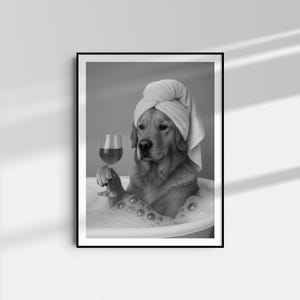 Pu&ograve; includere: Stampa in bianco e nero di un Golden Retriever in una vasca da bagno, con un asciugamano sulla testa e un bicchiere di vino. Il cane &egrave; circondato da bolle, creando una scena umoristica e rilassante.