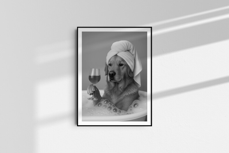 Pu&ograve; includere: Stampa in bianco e nero di un Golden Retriever in una vasca da bagno, con un asciugamano sulla testa e un bicchiere di vino. Il cane &egrave; circondato da bolle, creando una scena umoristica e rilassante.