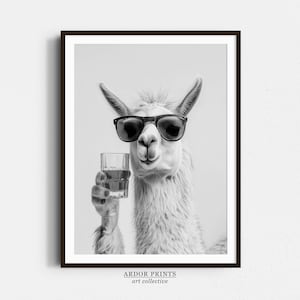 ウイスキーを飲むラマの壁アート、バーボングラス、アルパカプリント、白黒プリント、トレンディな動物アート、バーカートプリント、キッチン装飾