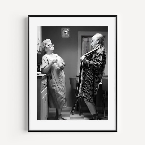 Opa Flashing Nana Wandkunst, schwarz weiß Vintage Foto, alte Dame Humor, niedliche altes Paar Kunst, Retro Druck, lustiges Poster Geschenk