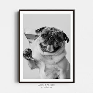 Pug sosteniendo arte de pared de cóctel, impresión en blanco y negro, regalo de perro, impresión de alcohol Pug Martini, cartel de perro divertido, decoración de arte de carrito de bar