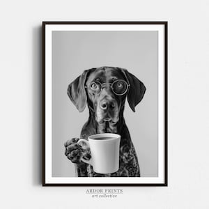 Puede incluir: Una foto en blanco y negro de un perro con gafas y sosteniendo una taza de café blanca. El perro está mirando directamente a la cámara.