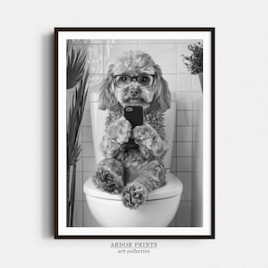 Pode incluir: Uma fotografia a preto e branco de um cão a usar óculos e sentado numa sanita, a segurar um smartphone.