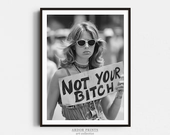 70年代のレトロなフェミニスト抗議プリント：Not Your Bitch 女性の権利ポスター - ヴィンテージの白黒ウォールアート