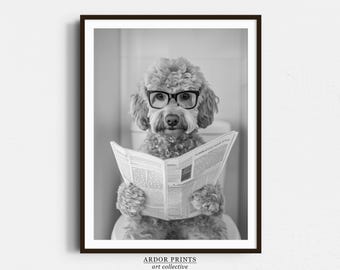 以下が含まれることがあります： 眼鏡をかけて新聞を読んでいる犬の白黒写真。犬はトイレに座っている。
